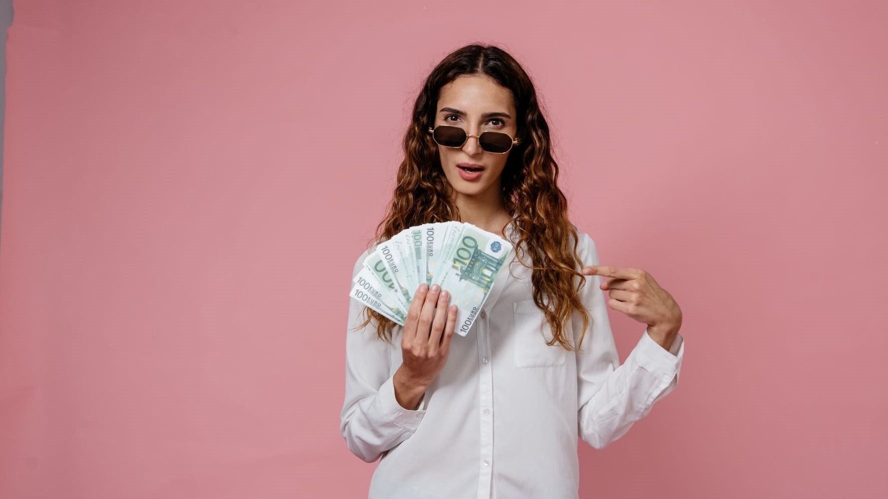 freelancer holding money