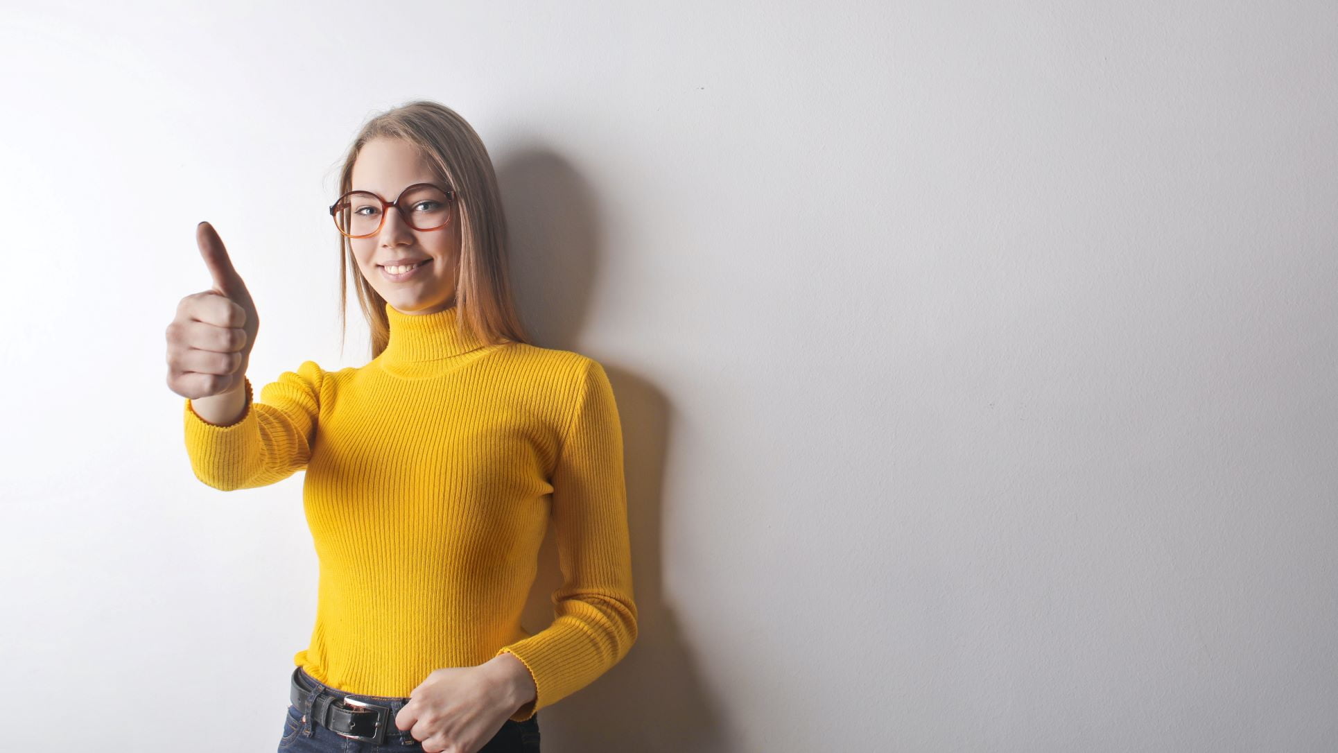 graphic design blogger giving a thumbs up