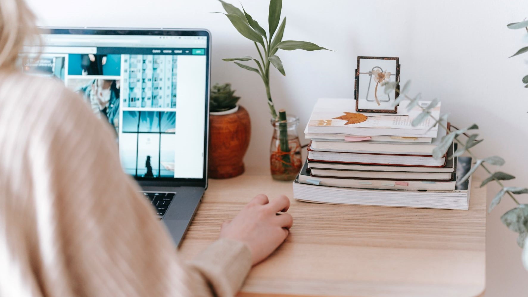 woman starting freelance design business