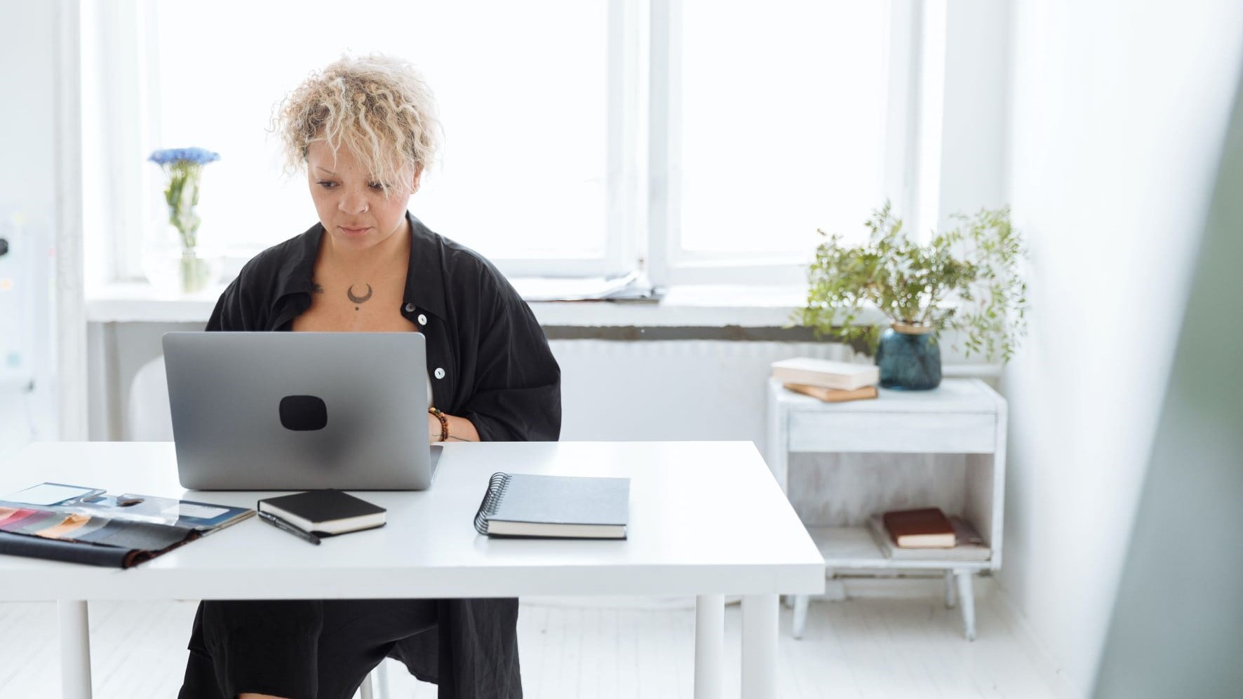 woman starting her freelance graphic design business