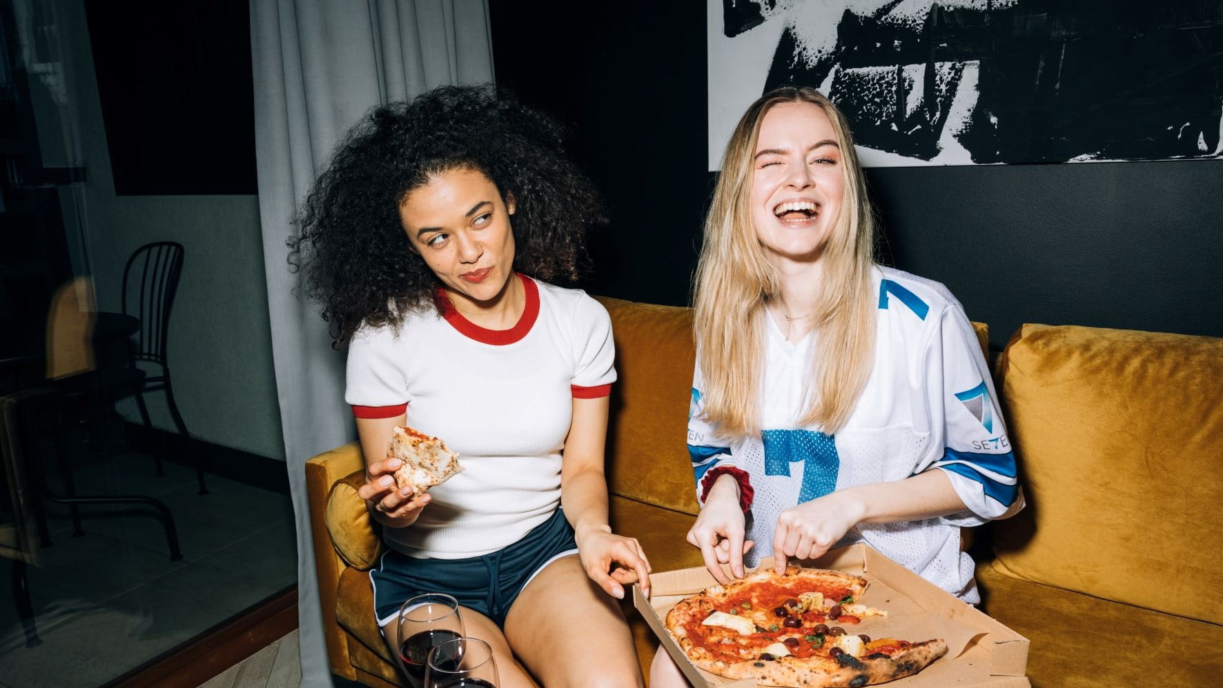 freelance brand designers eating pizza